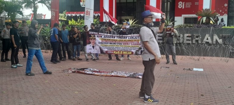 Koalisi Anti Korupsi Maluku Utara Gelar Aksi di Jakarta: Tuntut Transparansi Rehab Rumah Dinas & Batalkan Pinjaman Rp1 Triliun