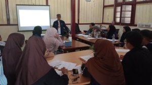 37 Penulis Remaja Ternate Asyik Menulis Puisi Bersama Ayah Arie