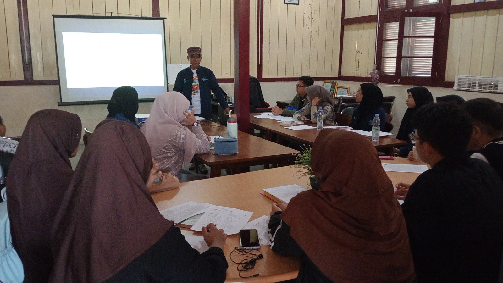 37 Penulis Remaja Ternate Asyik Menulis Puisi Bersama Ayah Arie