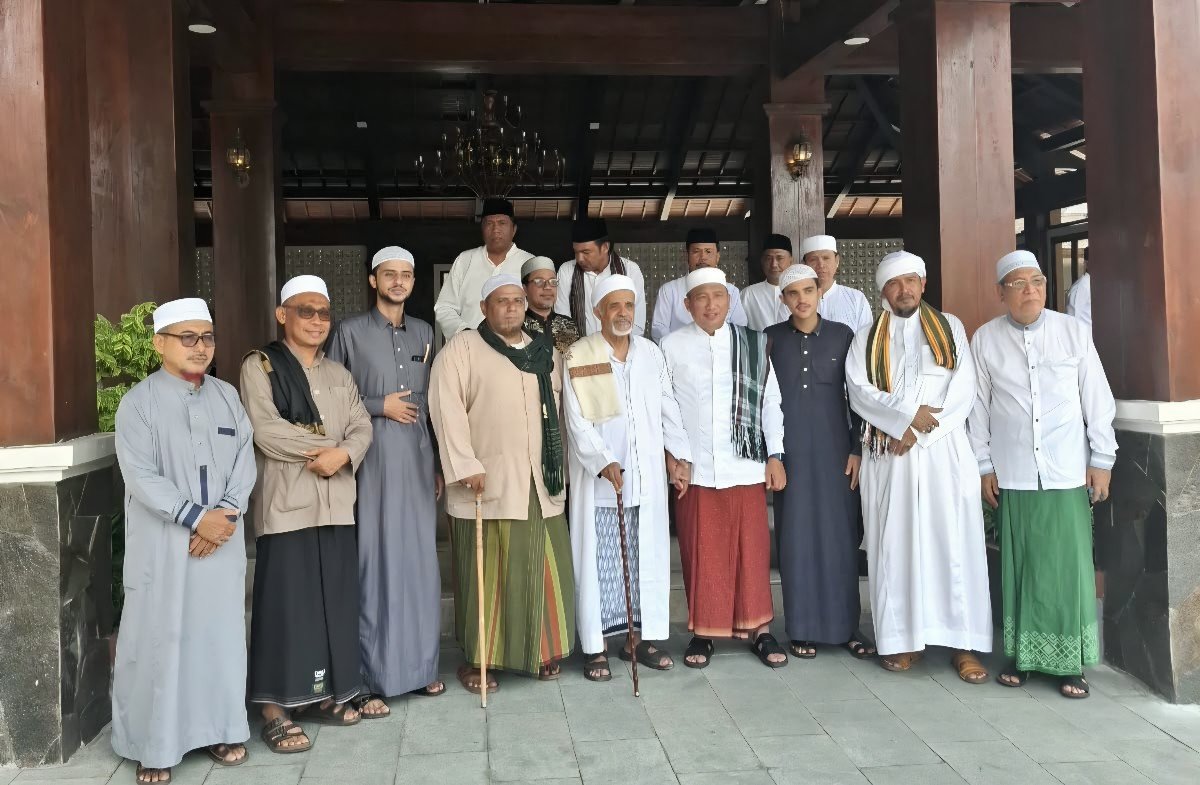 Dari Hadramaut ke Moloku Kie Raha: Jejak Rihlah Hadramaut ke Moloku Kie Raha: Jejak Rihlah Dakwah Dr.Al-Munshib Al-Habib Abdurrahman bin Muhammad Adam Assegaf Dr.Al-Munshib Al-Habib Abdurrahman bin Muhammad Adam Assegaf di Ternate